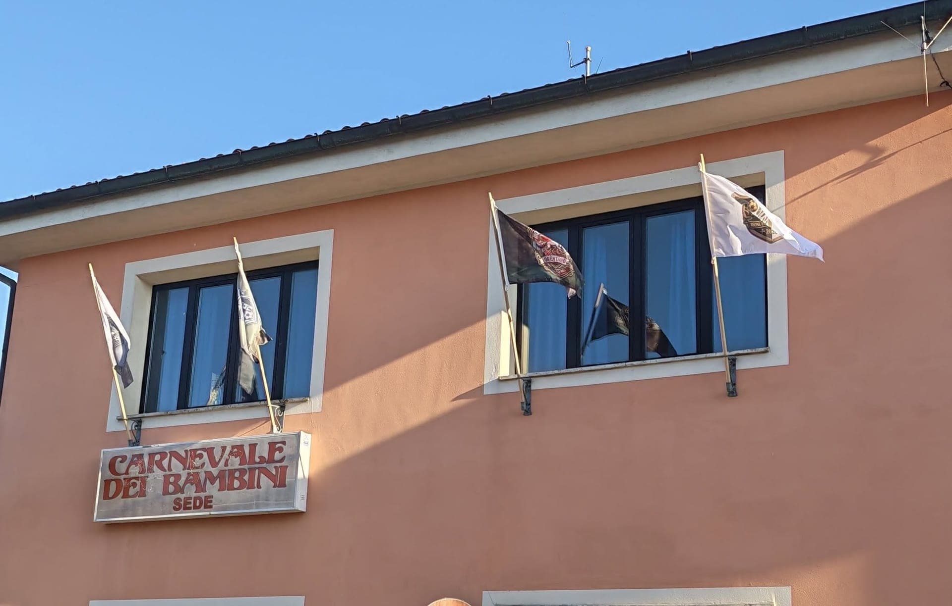 Torneo dei Rioni: Vessilli al vento alla sede del Carnevale dei Bambini
